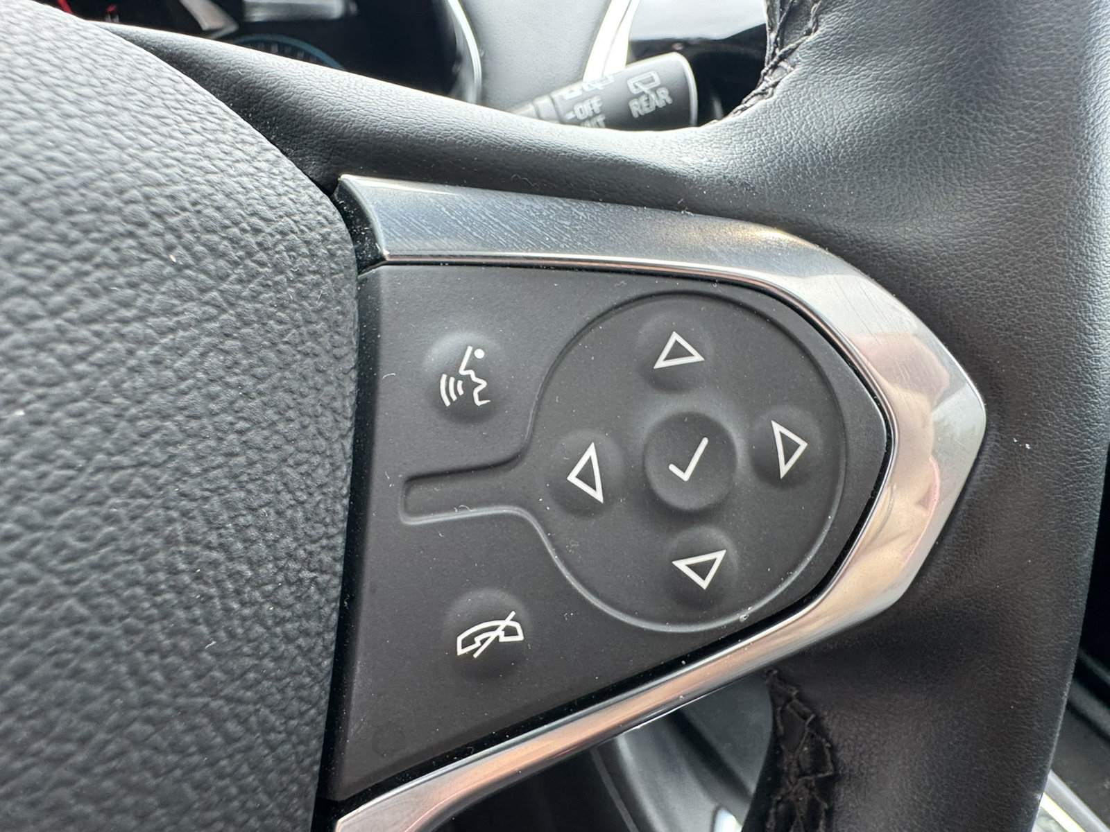 Used 2023 Chevrolet Traverse RS AWD/4WD image 36
