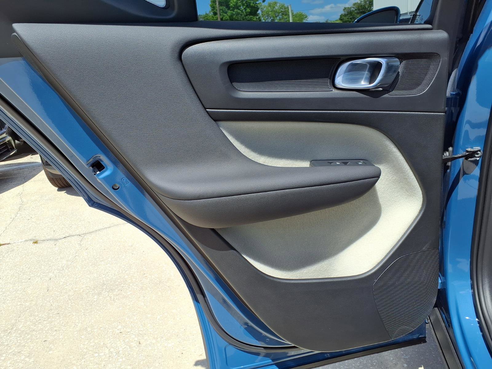 Certified 2023 Volvo XC40 B5 Plus AWD/4WD image 19