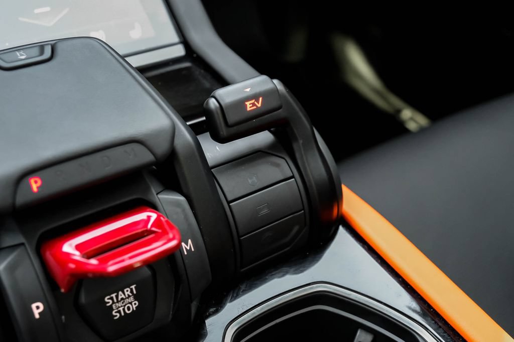 Used 2025 Lamborghini Urus SE AWD/4WD image 27