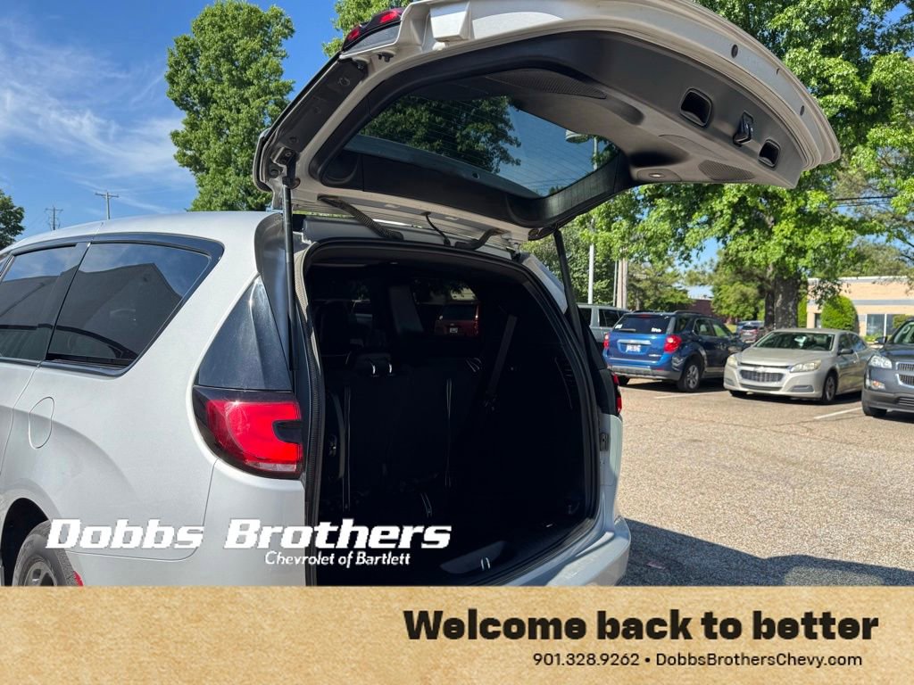 Used 2022 Chrysler Pacifica Limited w/ Uconnect Theater Family Group FWD image 42