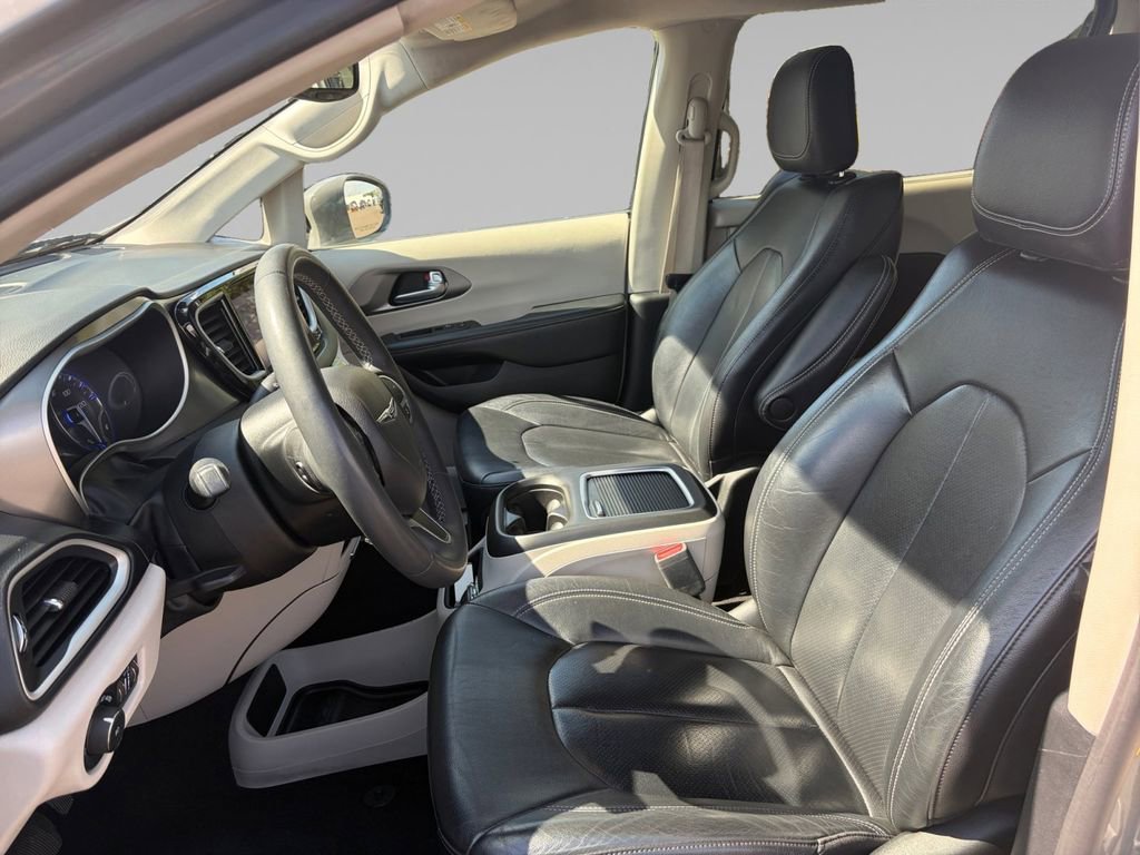 Used 2022 Chrysler Pacifica Touring-L image 10