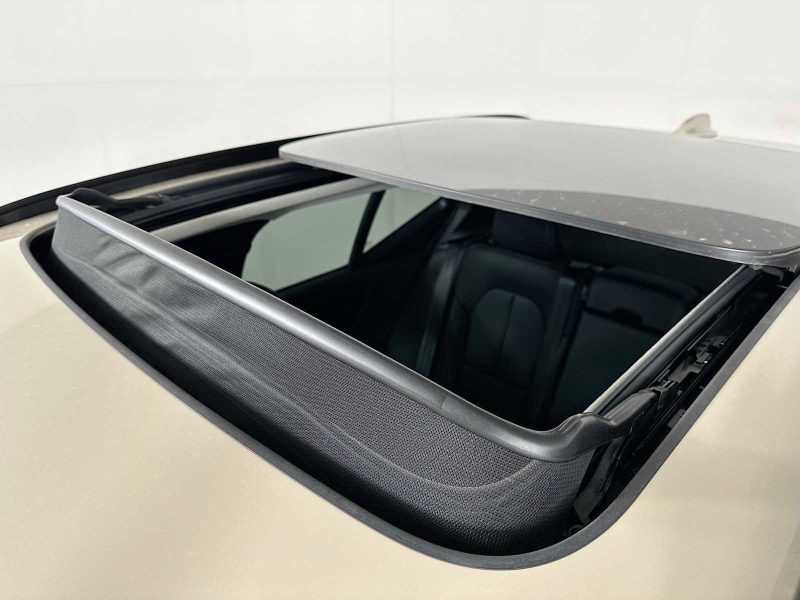 Used 2025 Volvo XC40 B5 Plus w/ Climate Package image 19