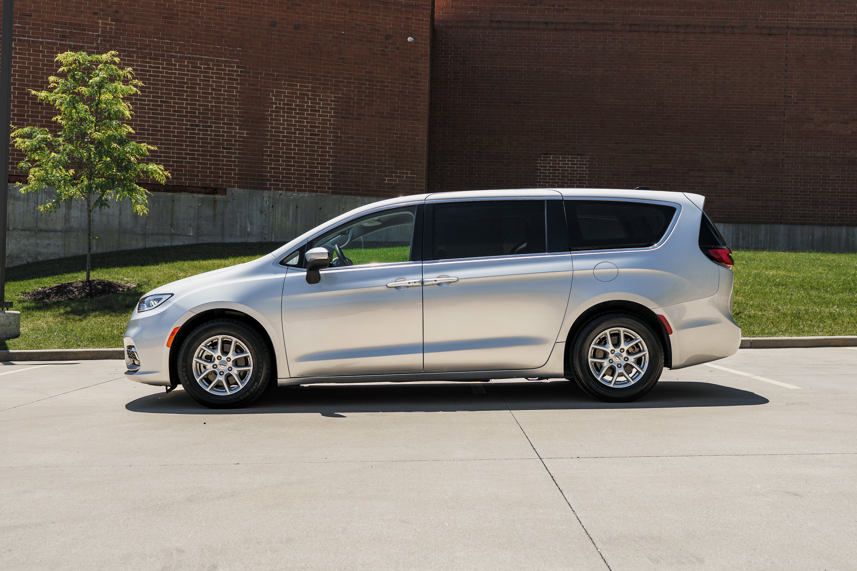 Used 2023 Chrysler Pacifica Touring-L FWD image 6