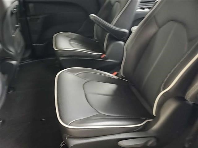 Used 2024 Chrysler Pacifica Premium image 10
