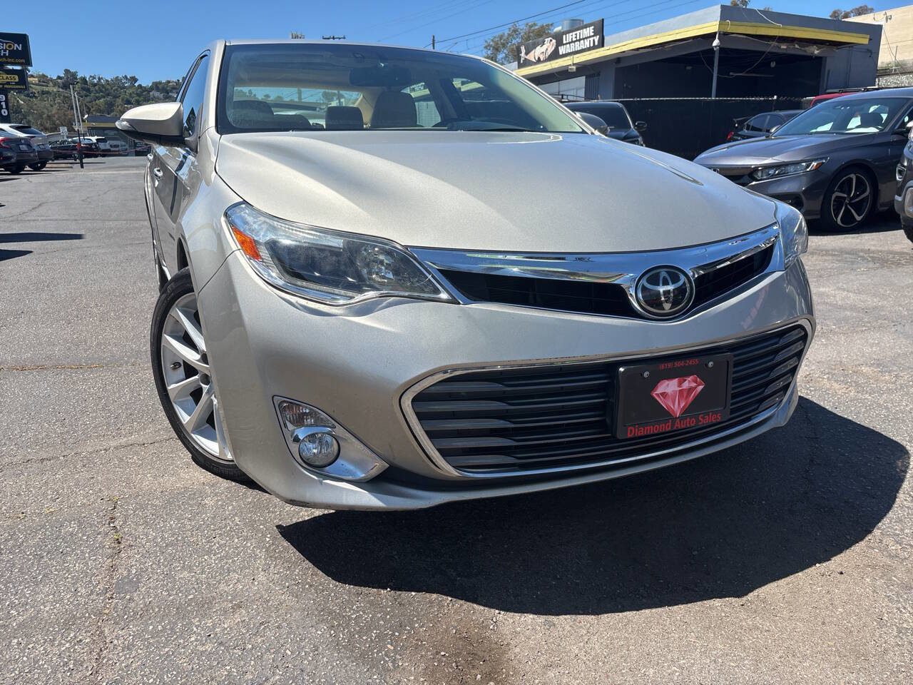 Used 2014 Toyota Avalon Limited w/ Technology Package FWD image 3