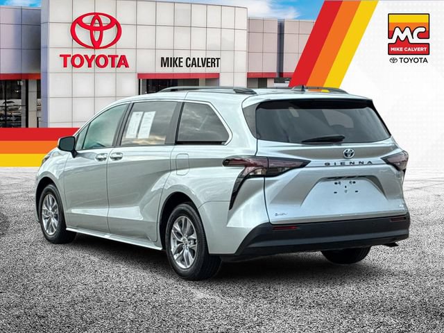 Used 2025 Toyota Sienna XLE FWD image 3