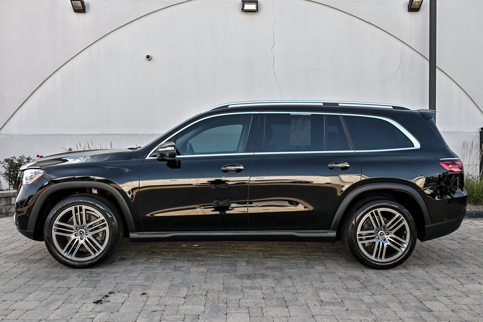 Used 2024 Mercedes-Benz GLS 450 4MATIC image 10