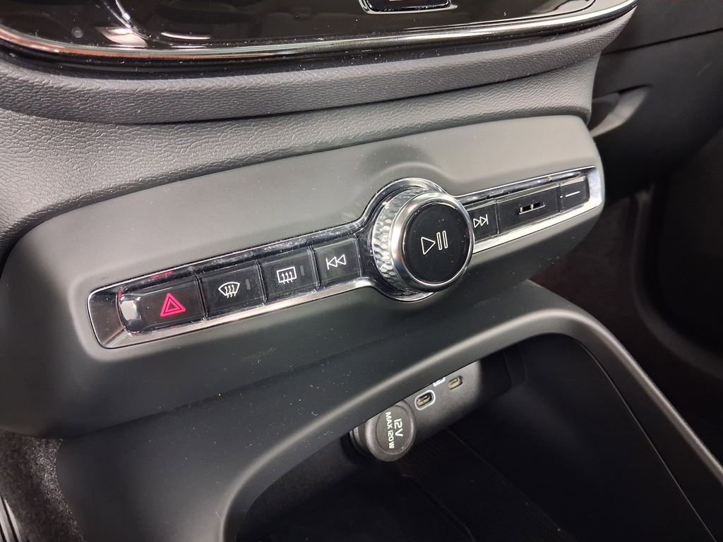 Used 2025 Volvo XC40 B5 Core AWD/4WD image 30