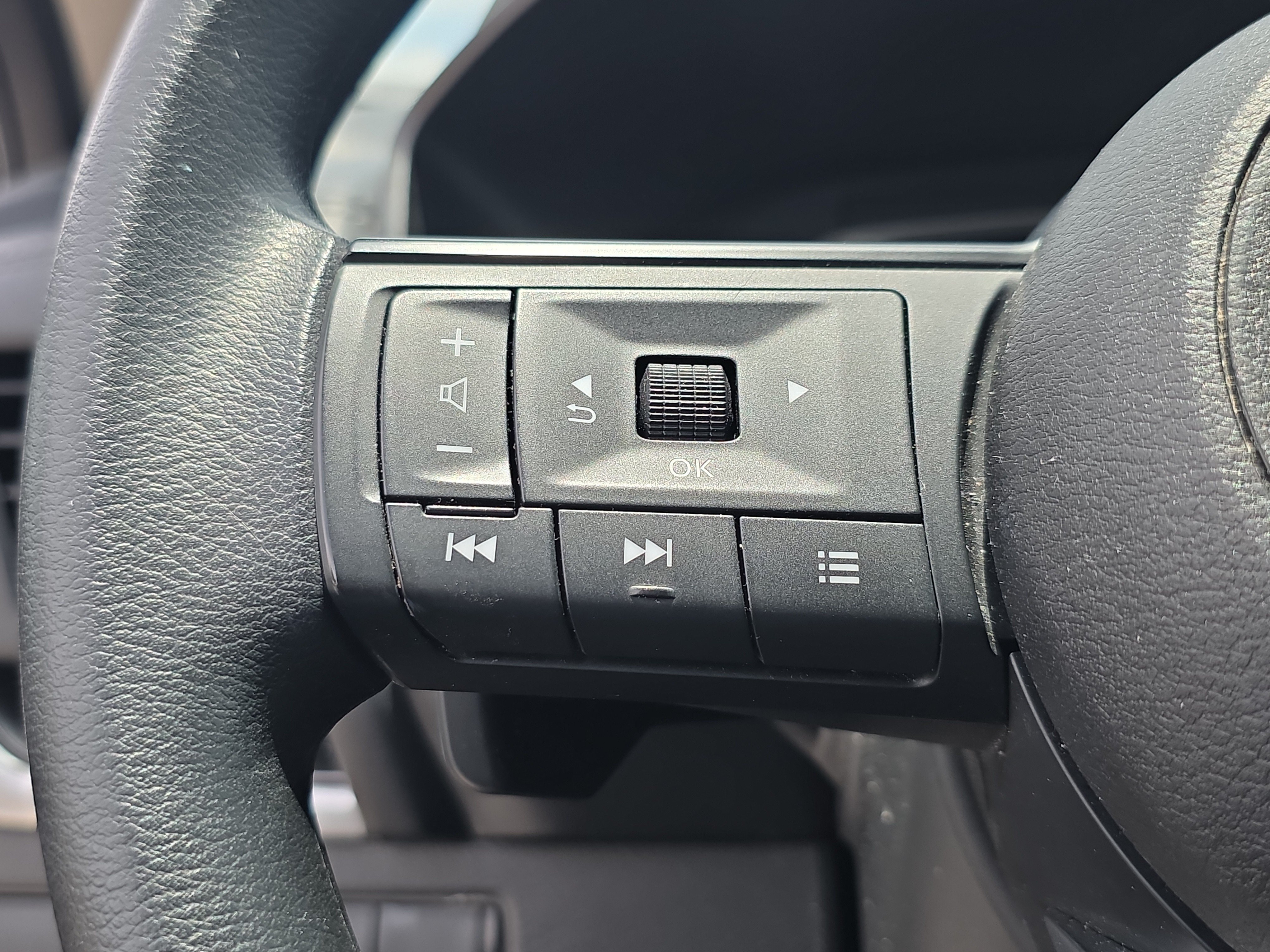Used 2024 Nissan Rogue SV FWD image 28