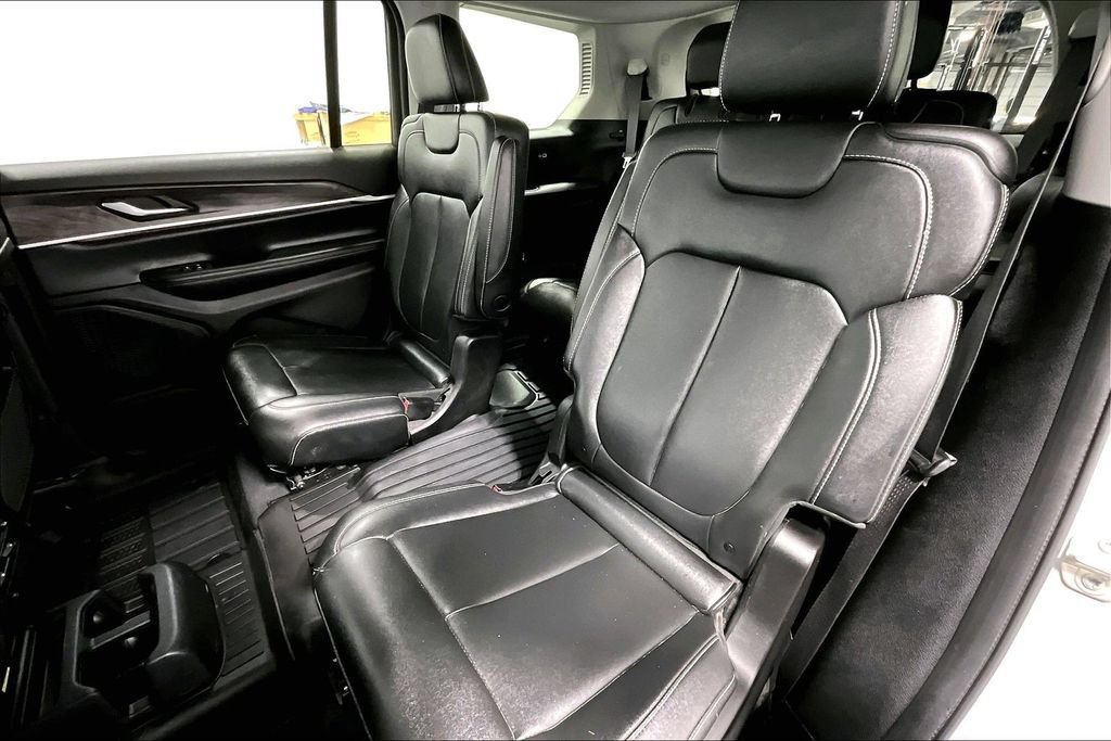 Used 2023 Jeep Grand Cherokee L Limited AWD/4WD image 31