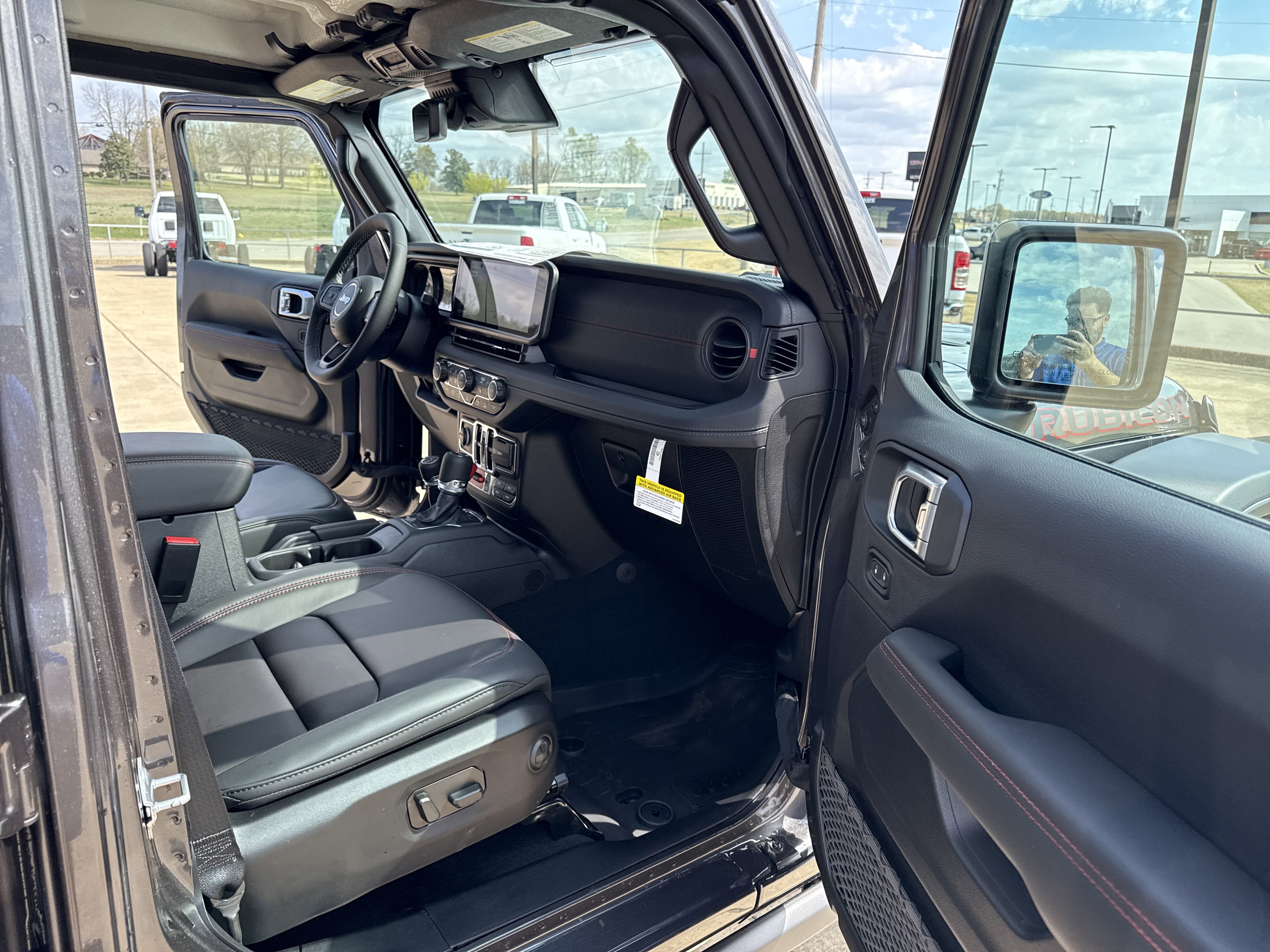 New 2025 Jeep Wrangler Unlimited Rubicon w/ Technology Group image 23