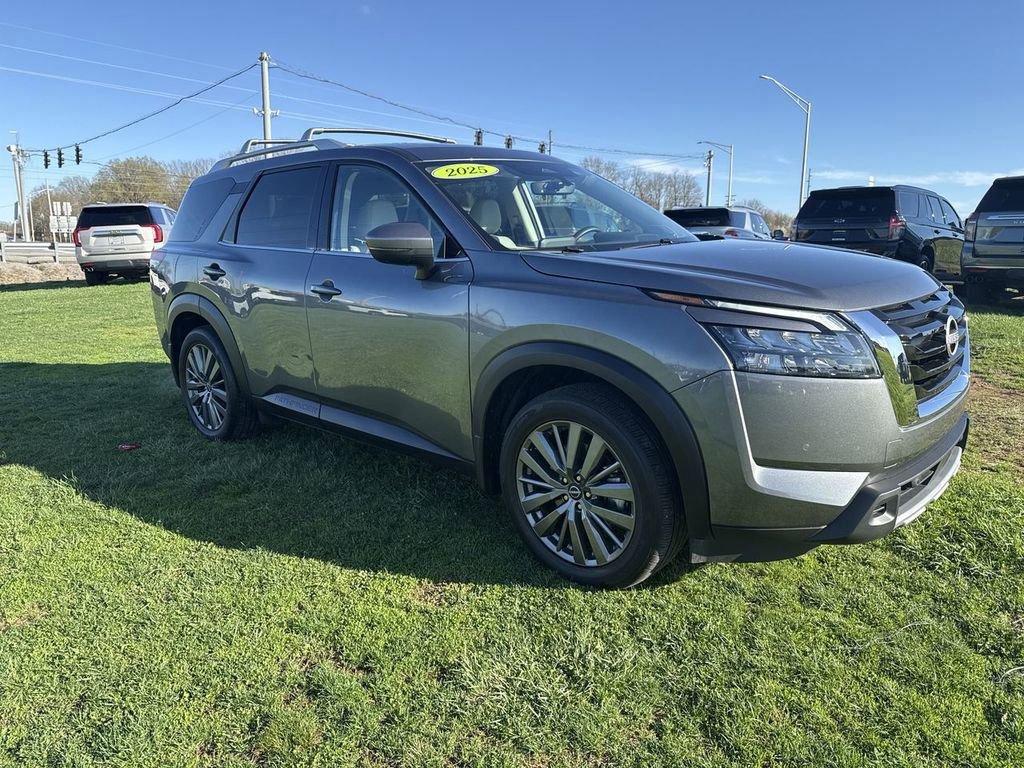 Used 2025 Nissan Pathfinder SL w/ SL Premium Package AWD/4WD image 1