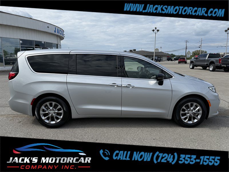Used 2026 Chrysler Pacifica Limited FWD image 5