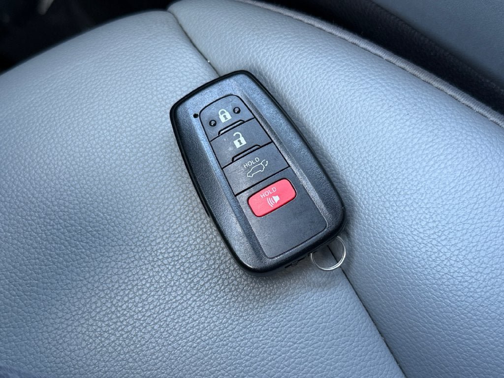 Used 2022 Toyota Highlander XLE AWD/4WD image 32
