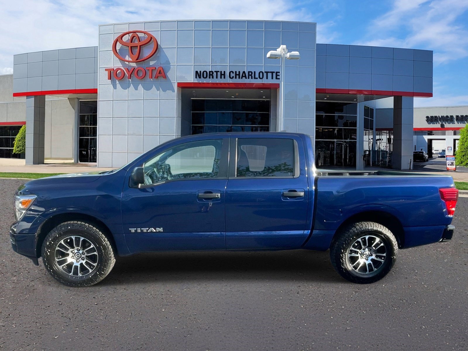 Used 2022 Nissan Titan SV AWD/4WD image 5
