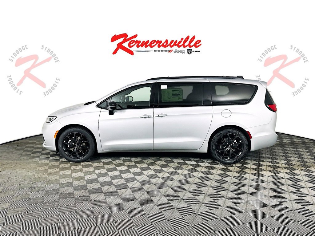 New 2026 Chrysler Pacifica Limited image 4