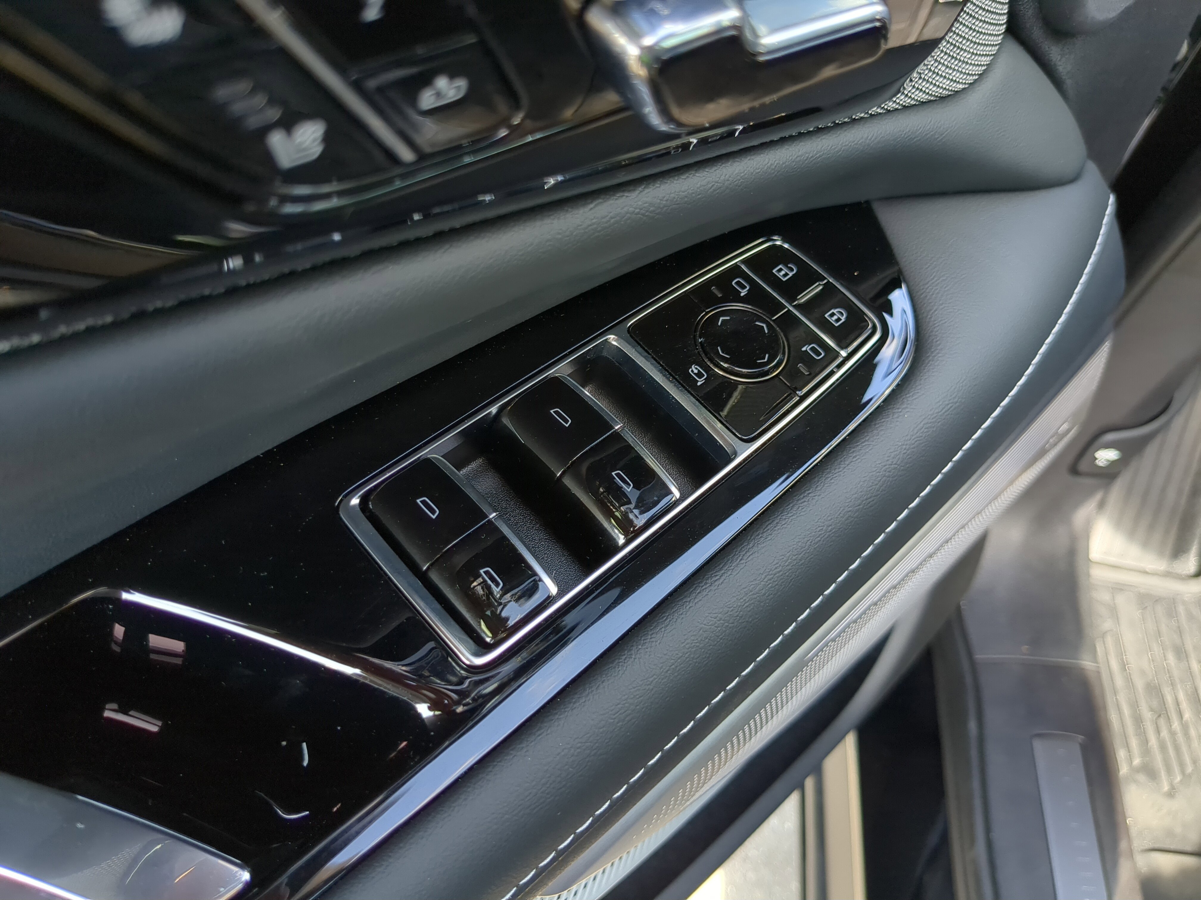 New 2025 Cadillac Optiq Luxury 2 image 17