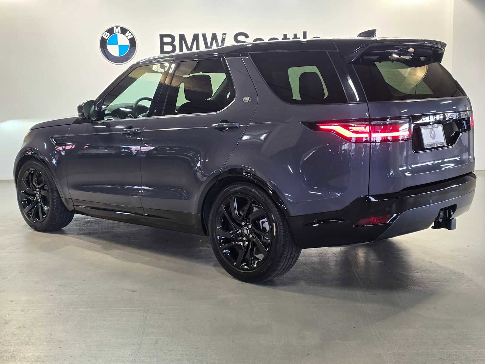 Used 2024 Land Rover Discovery Dynamic SE image 4