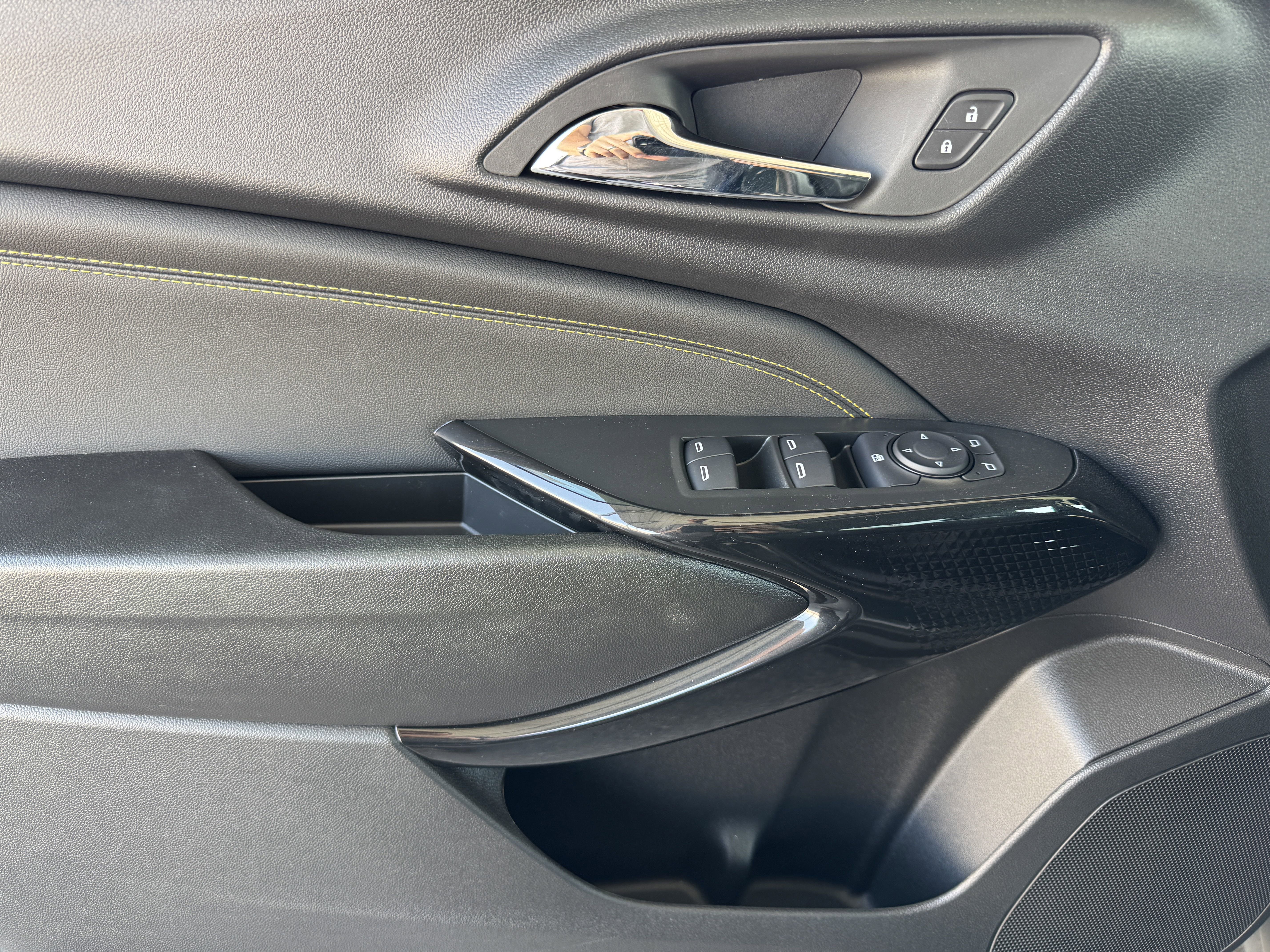 New 2025 Chevrolet Trax LT w/ LT Convenience Package image 9