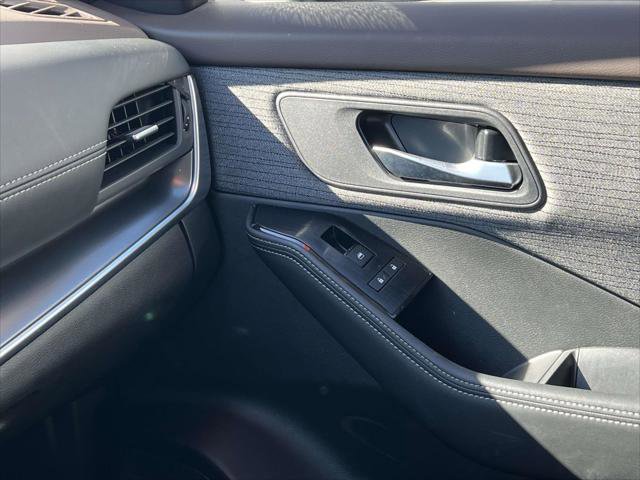 Used 2023 Nissan Rogue SV image 34