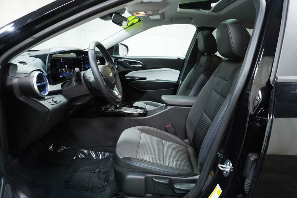 Used 2024 Chevrolet Trax LT w/ Sunroof Package FWD image 11