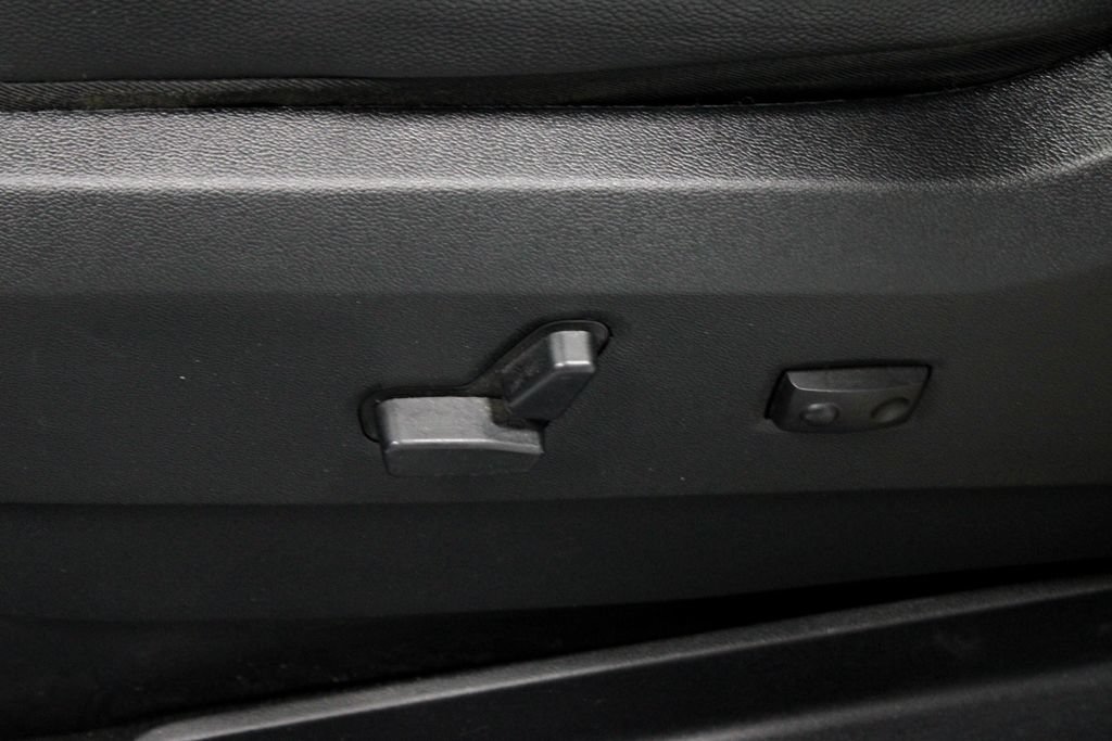 Used 2016 Chrysler Town & Country Touring FWD image 23