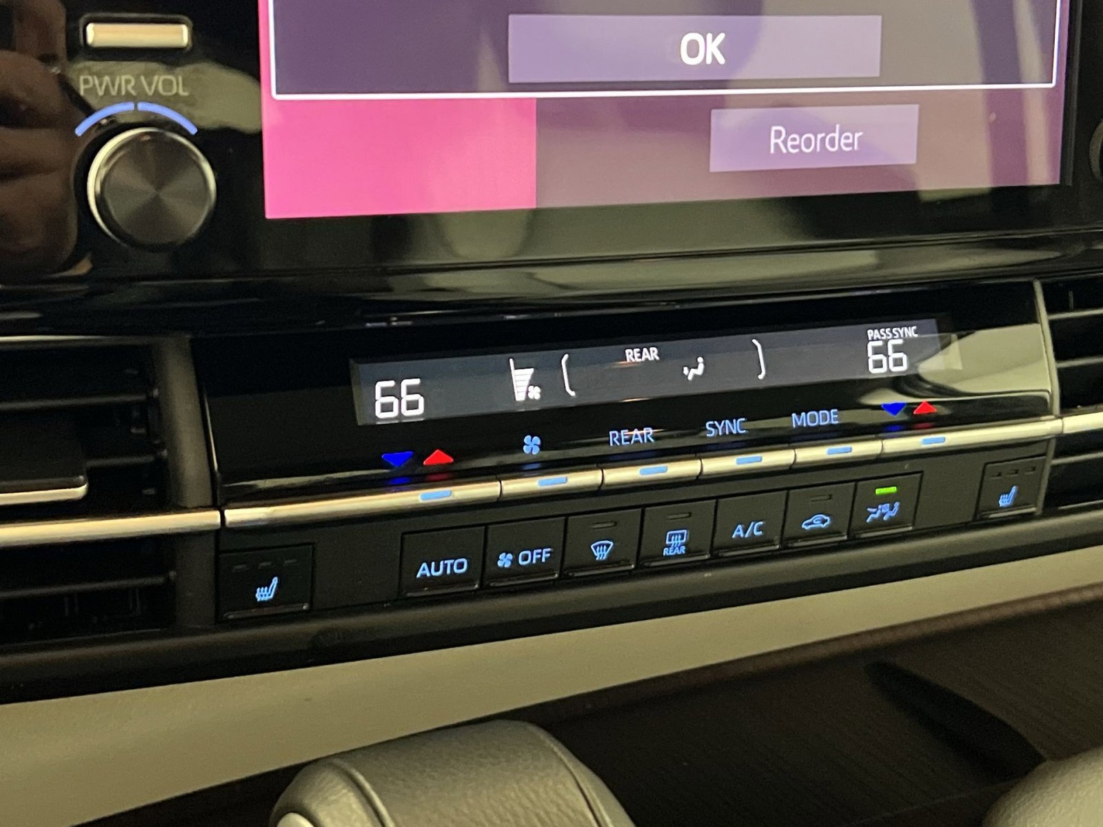 Used 2024 Toyota Sienna XLE image 21