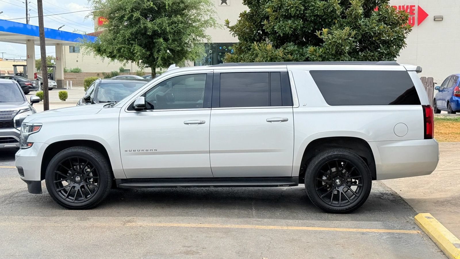 Used 2016 Chevrolet Suburban LT RWD image 4