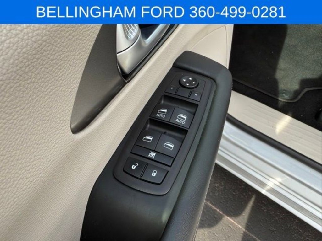Used 2024 Chrysler Pacifica Touring-L image 16