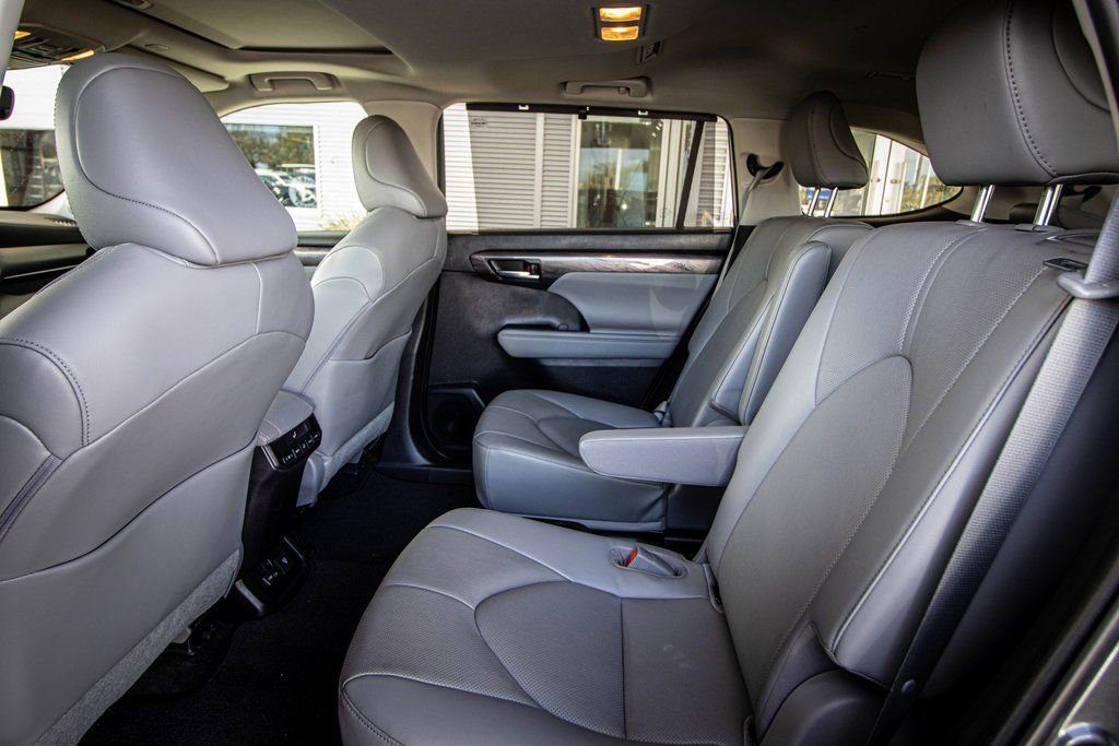 Used 2023 Toyota Highlander Limited image 42