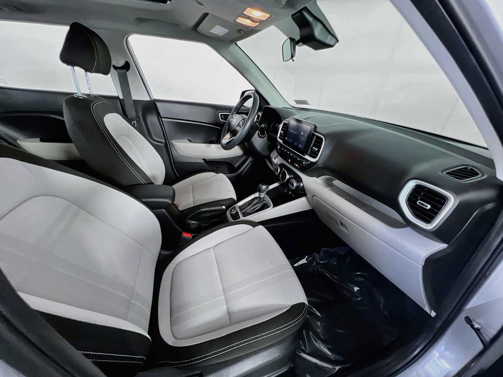 Certified 2025 Hyundai Venue FWD image 28