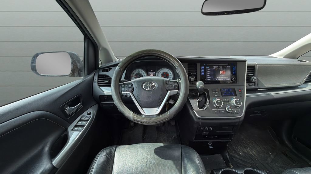 Used 2017 Toyota Sienna SE Premium FWD image 11