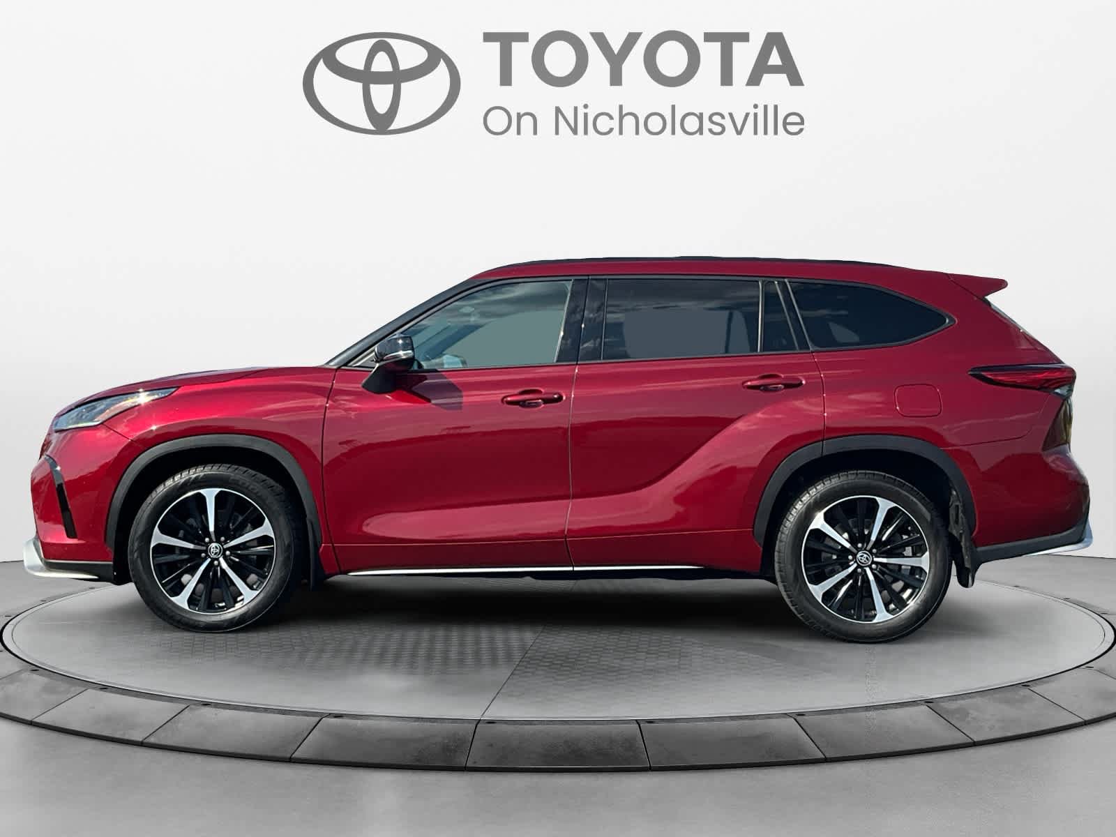 Used 2022 Toyota Highlander XSE AWD/4WD image 2