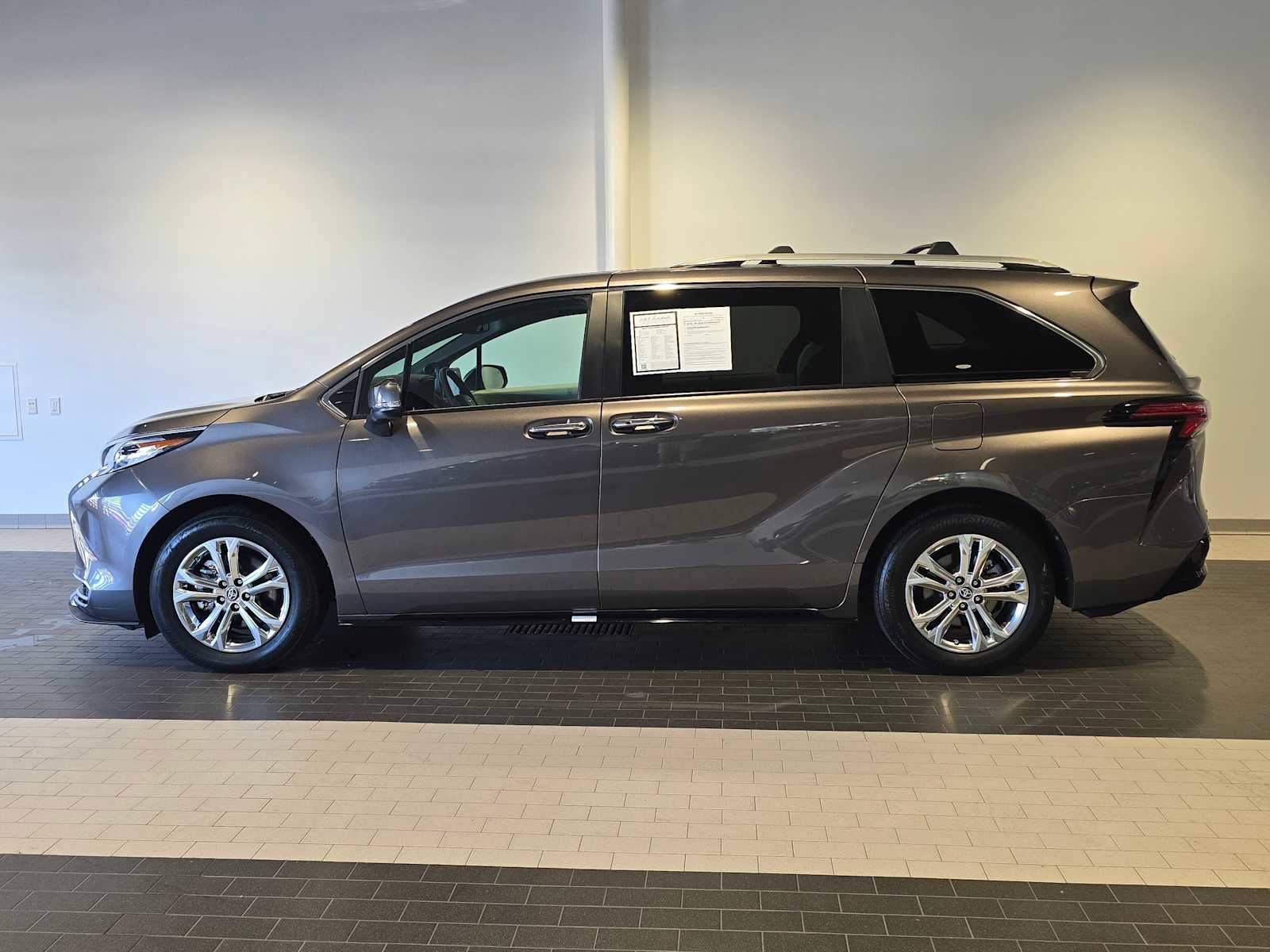Used 2023 Toyota Sienna Platinum AWD/4WD image 2