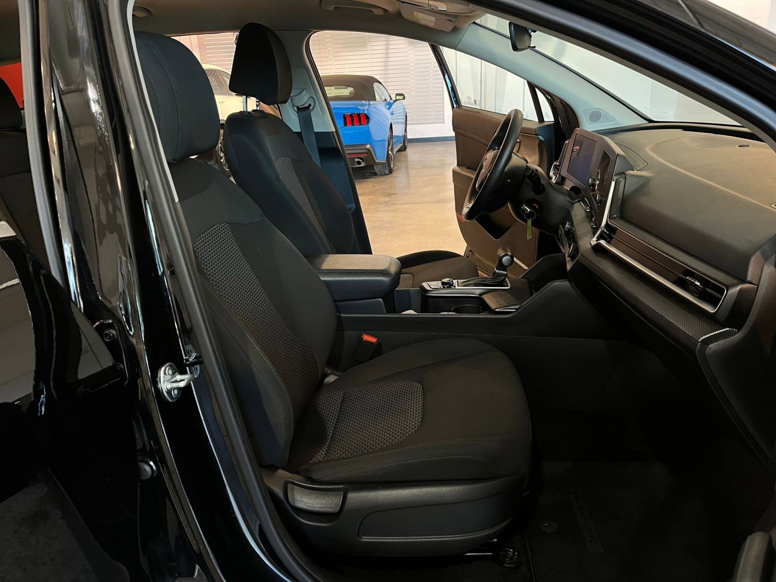 Used 2025 Kia Sportage LX image 36