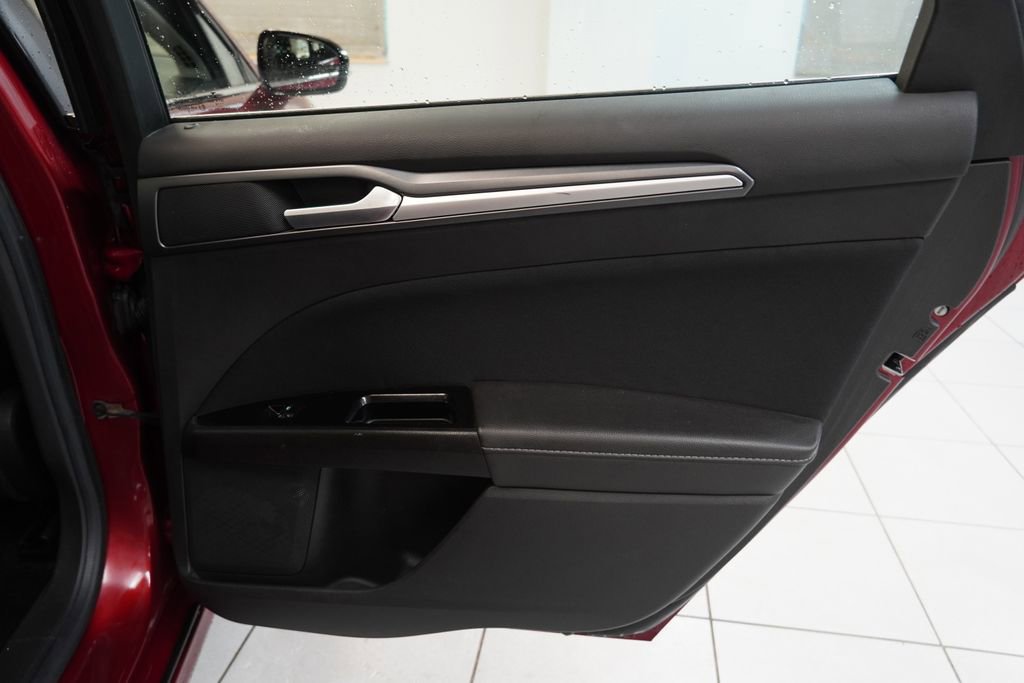 Used 2016 Ford Fusion SE FWD image 26