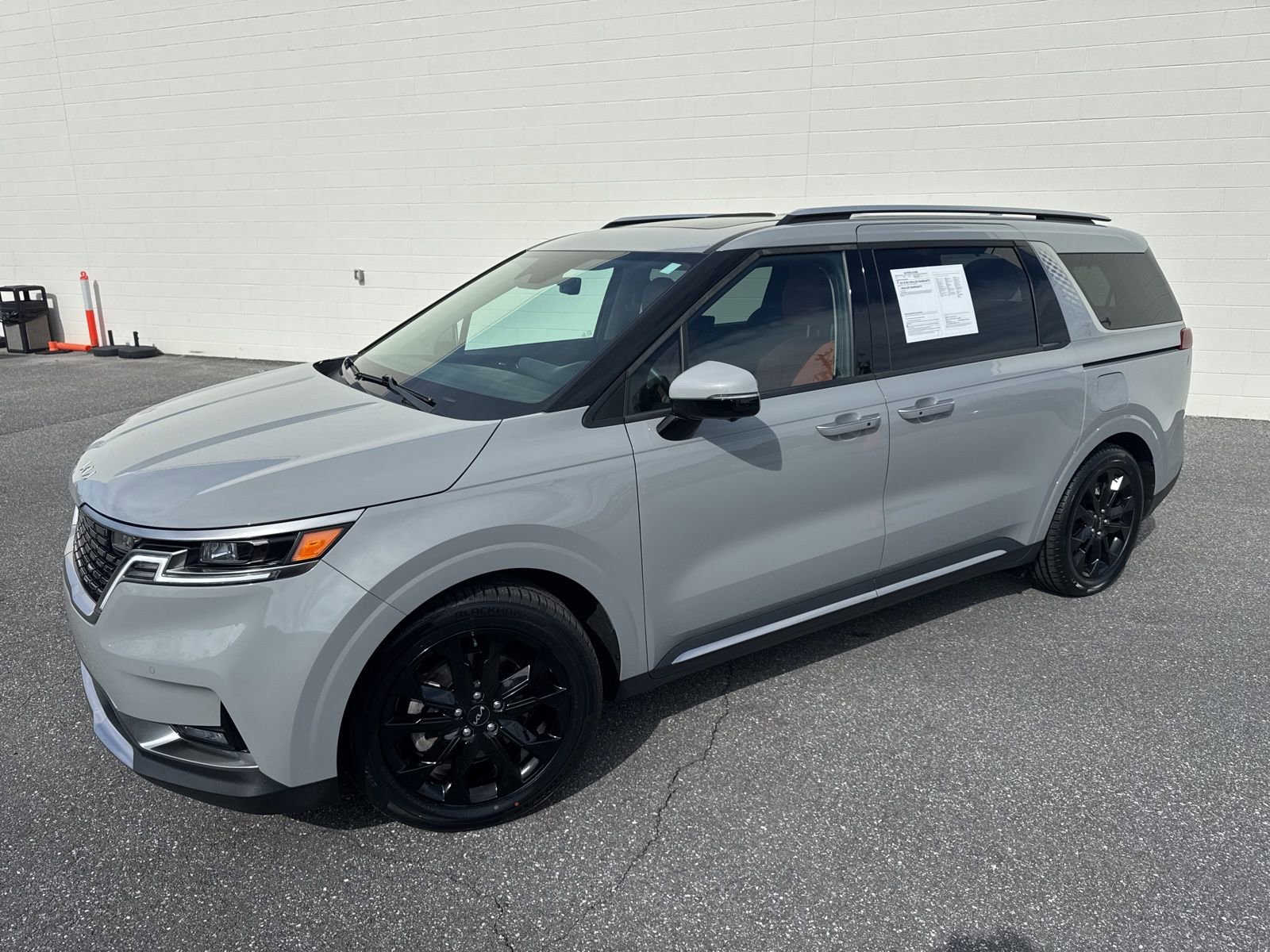 Used 2023 Kia Carnival SX Prestige image 1