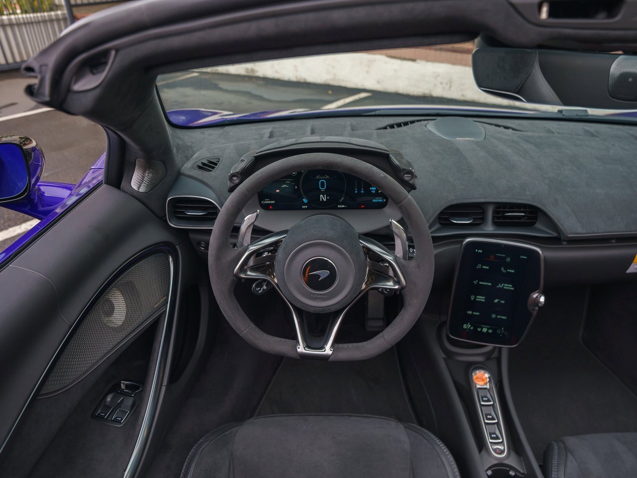 Used 2025 McLaren Artura Spider image 9