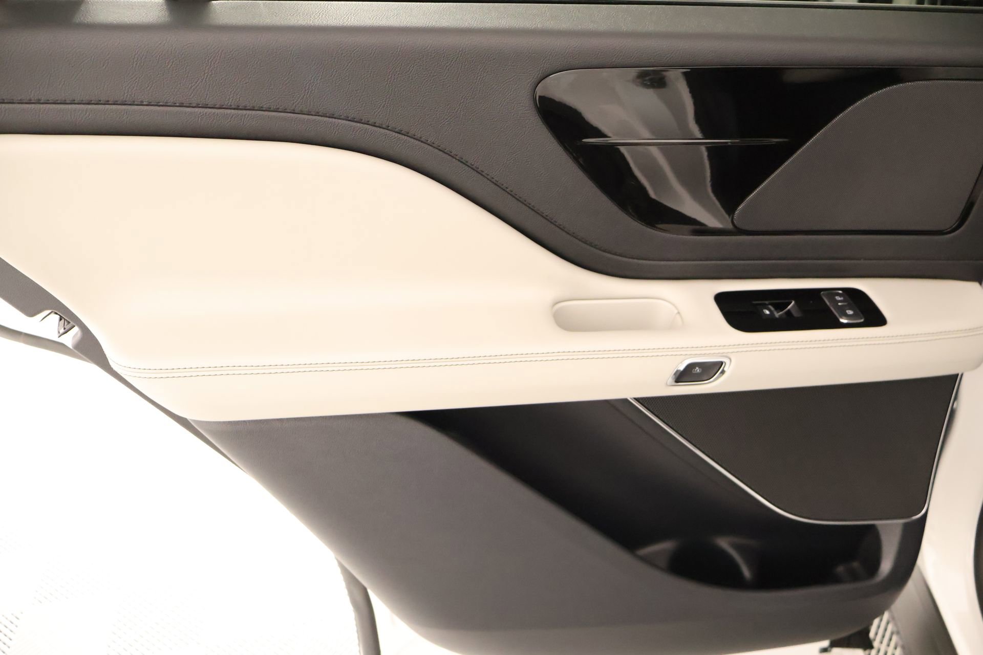 New 2026 Lincoln Aviator AWD image 17
