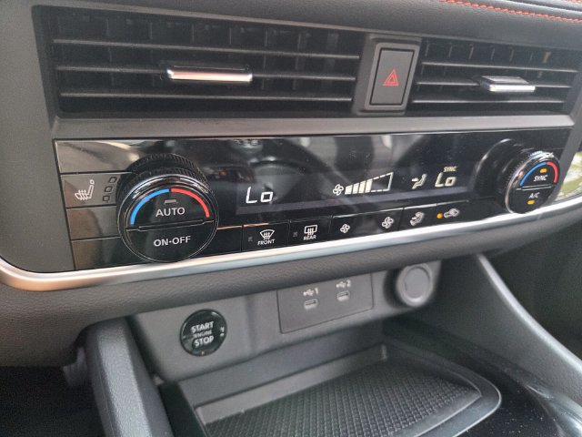 Used 2025 Nissan Rogue SV AWD/4WD image 27