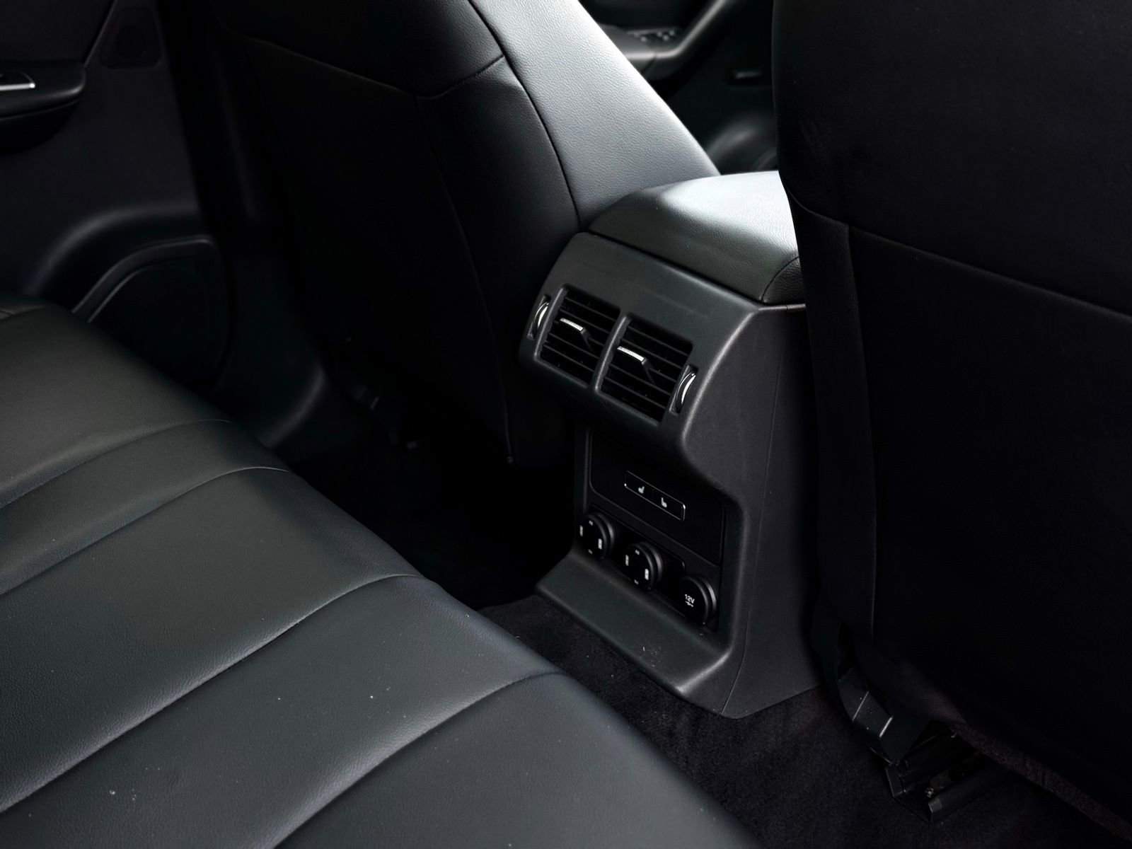 Used 2018 Jaguar F-PACE Premium image 20