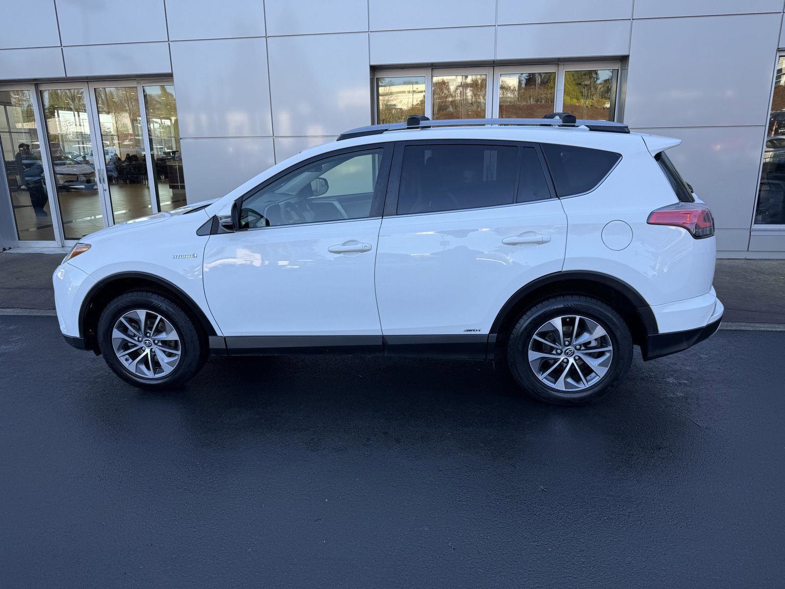 Used 2018 Toyota RAV4 LE image 2