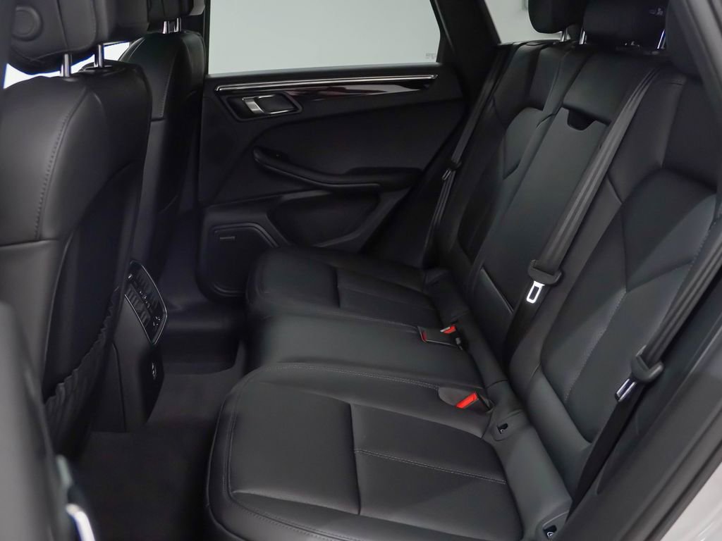 Certified 2026 Porsche Macan AWD/4WD image 31