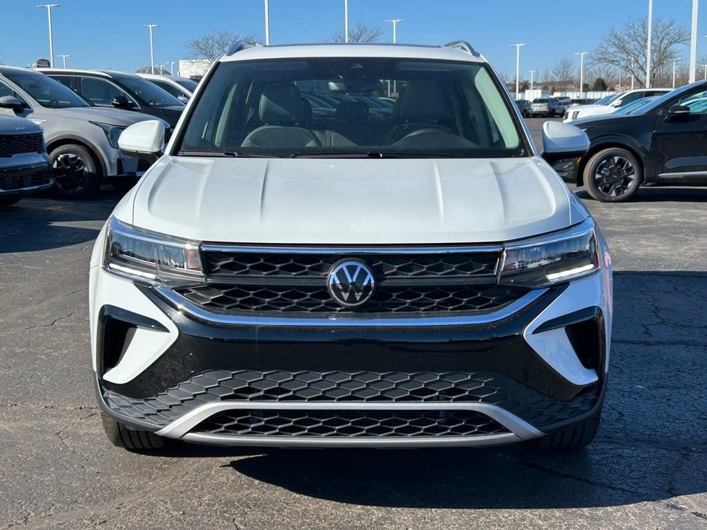 Used 2023 Volkswagen Taos SE image 2