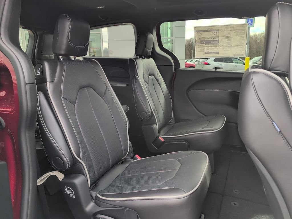 New 2026 Chrysler Pacifica Limited AWD/4WD image 13