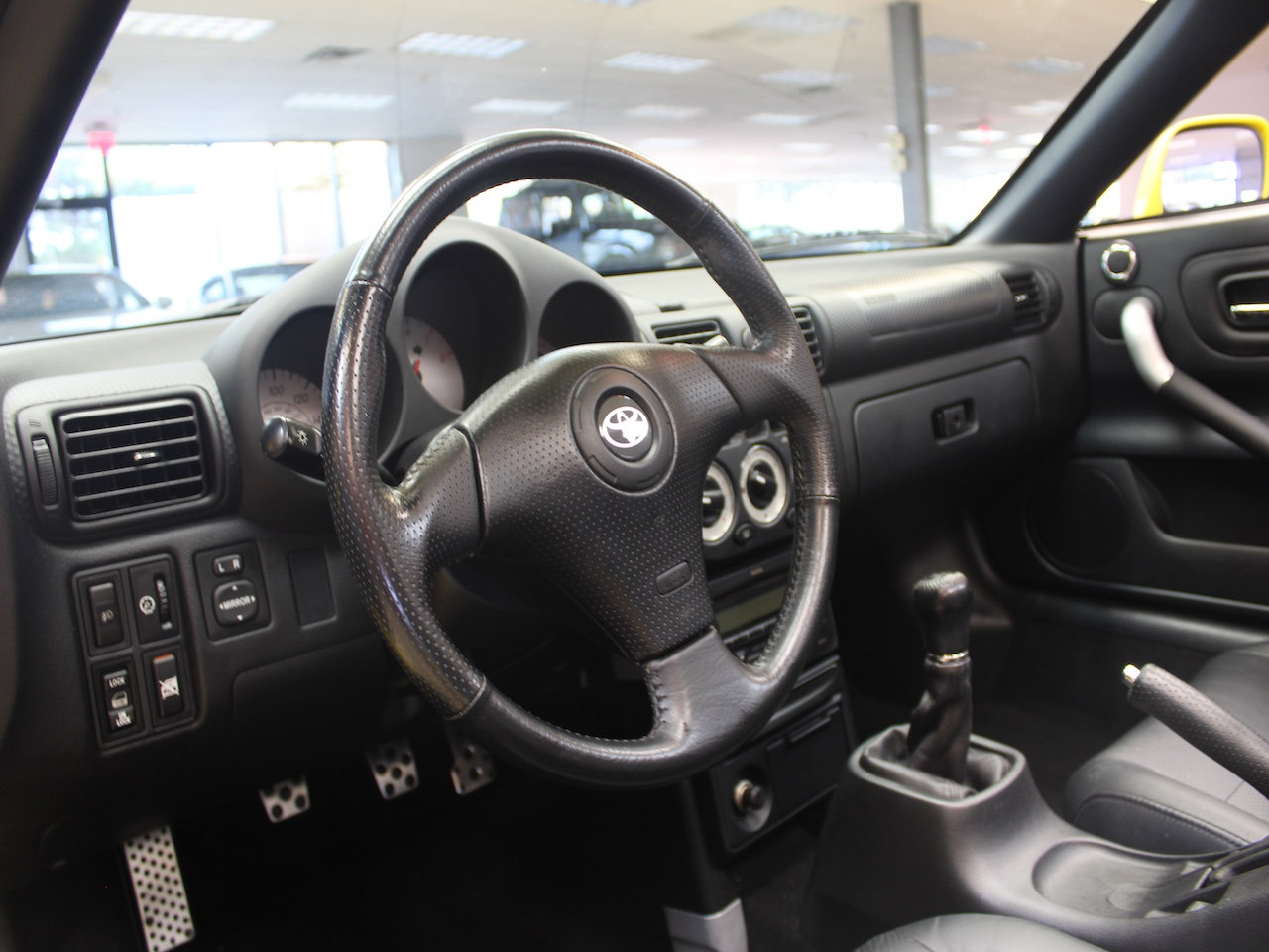 Used 2004 Toyota MR2 image 28