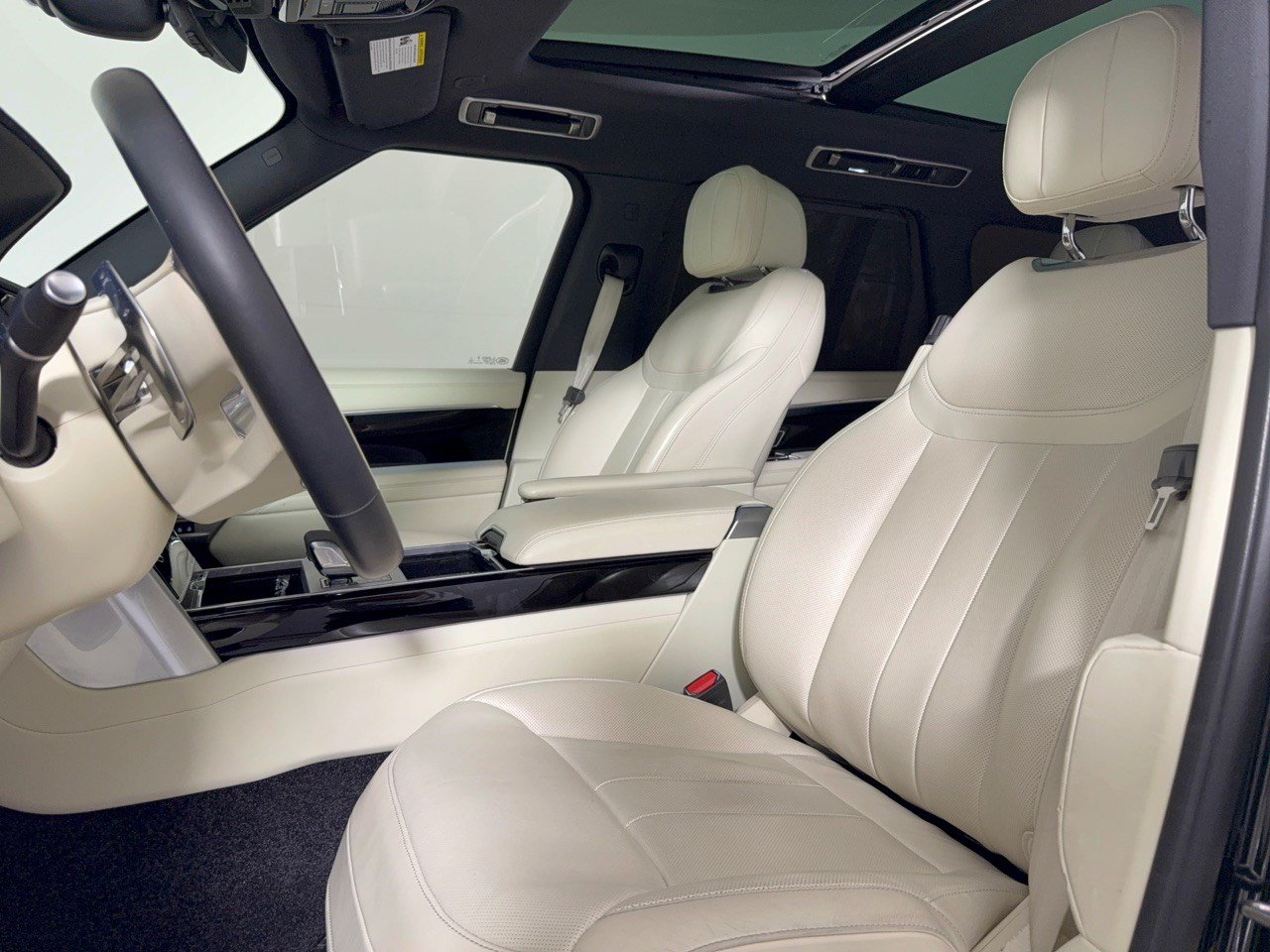 Used 2024 Land Rover Range Rover SE AWD/4WD image 5