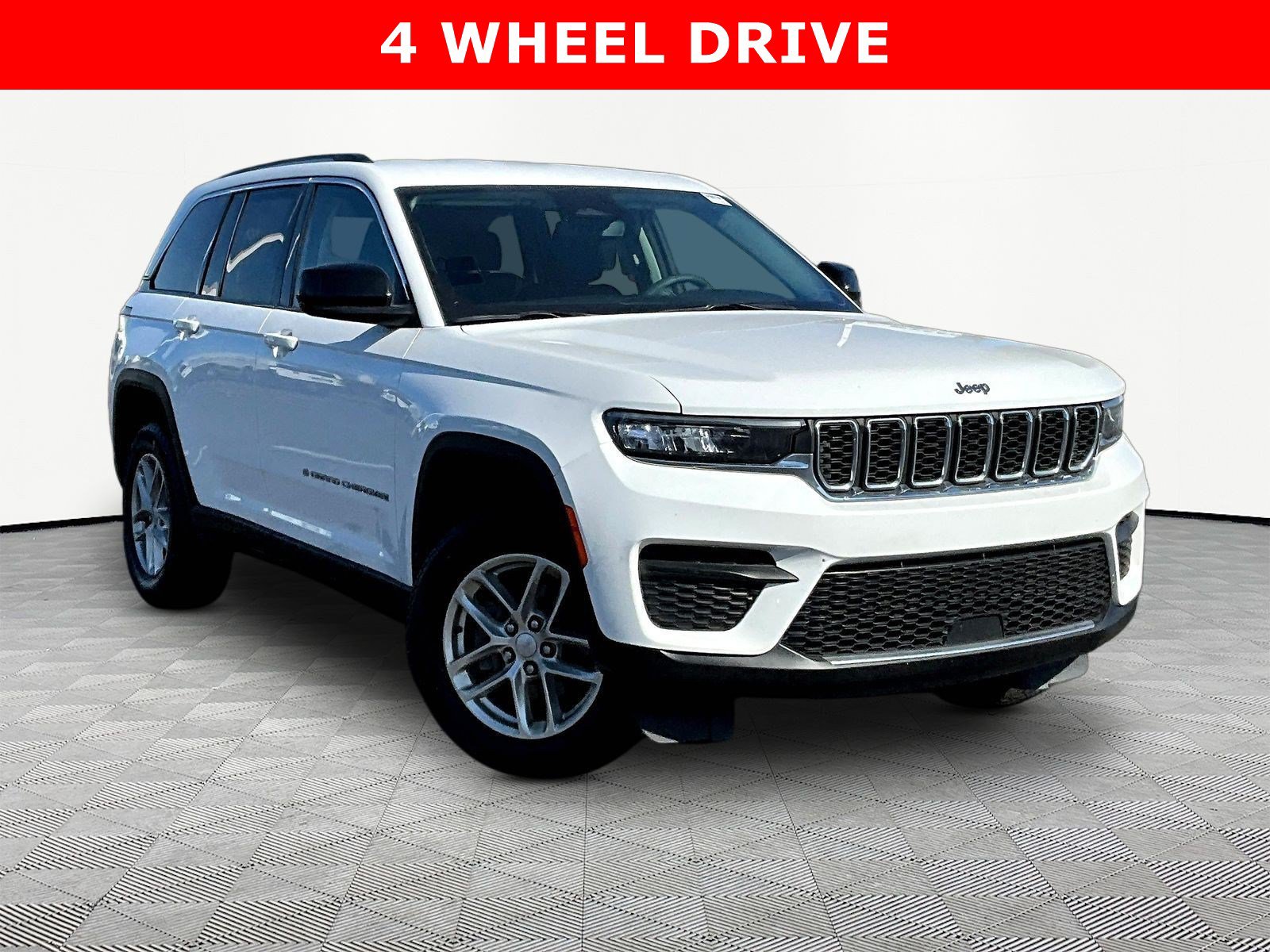 Used 2023 Jeep Grand Cherokee Laredo AWD/4WD image 3