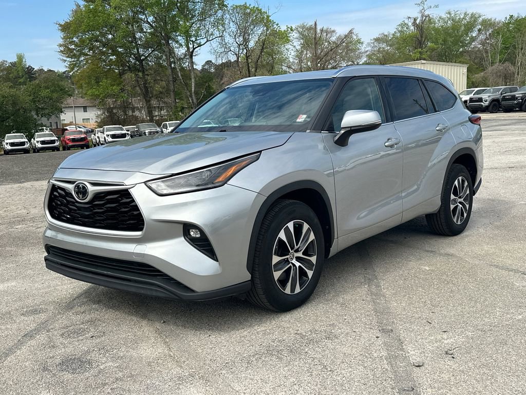 Used 2021 Toyota Highlander XLE image 2