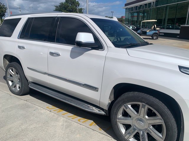 Used 2018 Cadillac Escalade Luxury RWD image 1